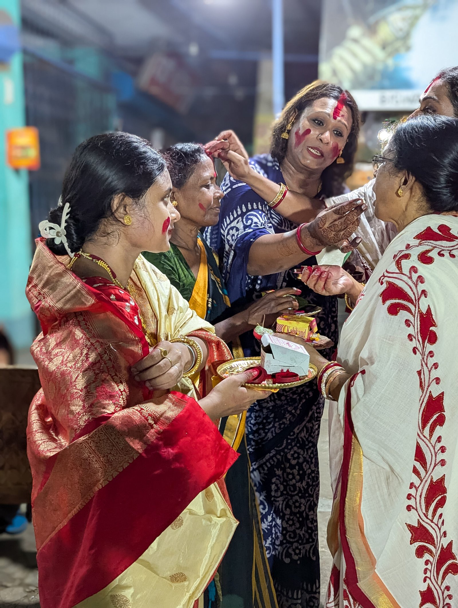 বিজয়া দশমীতে সিঁদুর খেলা ও বিসর্জনের প্রস্তুতি, বনগাঁ
